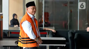 Bupati Sidoarjo Saiful Ilah saat akan menjalani pemeriksaan perdana pascaterjaring OTT di Gedung KPK, Jakarta, Jumat (17/1/2020). Saiful diperiksa sebagai tersangka terkait dugaan menerima suap dalam proyek infrastruktur di Dinas PUPR Kabupaten Sidoarjo. (merdeka.com/Dwi Narwoko)