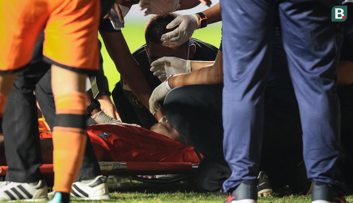 Pemain berusia 20 tahun itu langsung tumbang. Tim medis Persiraja Banda Aceh berusaha mengurangi rasa sakit yang dialami sang pemain dengan mengangkat bagian perut Ramadhan. (Bola.com/Bagaskara Lazuardi)