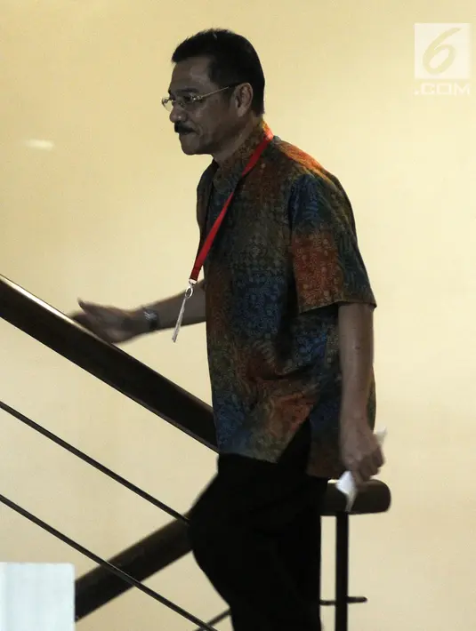 Mantan Menteri Dalam Negeri Gamawan Fauzi menaiki tangga menunju ruang penyidik KPK untuk menjalani pemeriksaan, Jakarta, Kamis (22/3). Gamawan Fauzi akan diperiksa terkait kasus dugaan korupsi proyek pengadaan e-KTP. (Medeka.com/Dwi Narwoko)