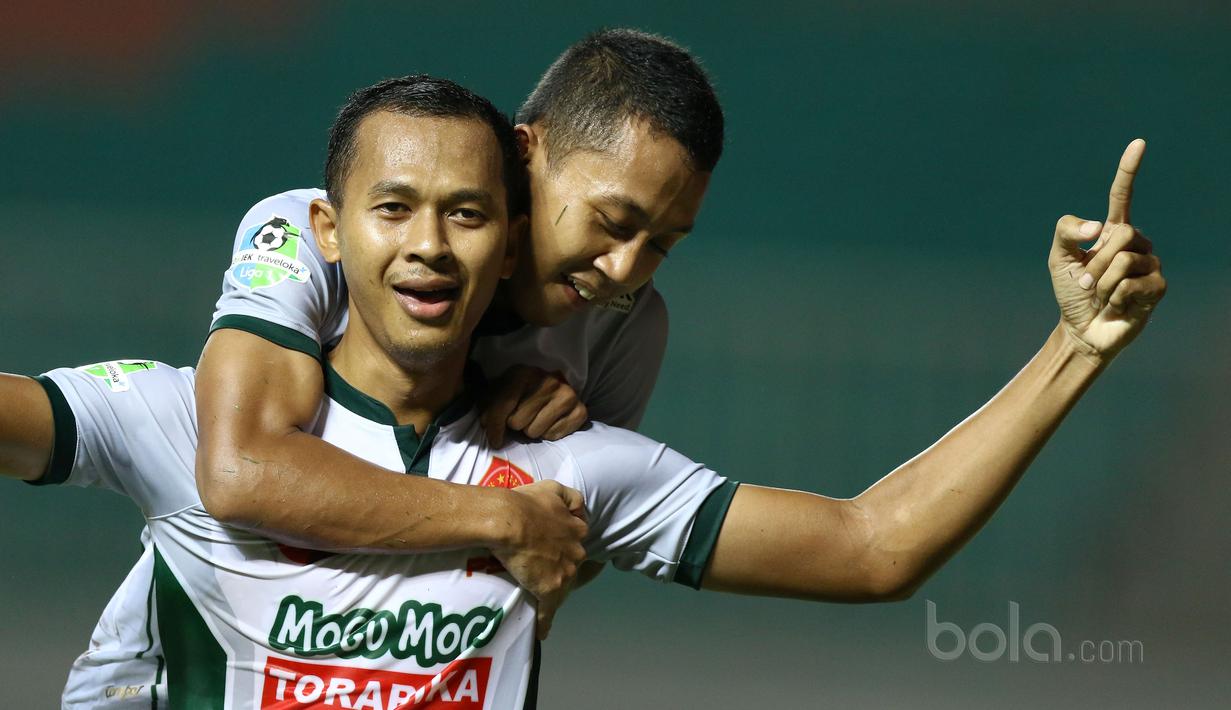 Pemain PS TNI, Sansan Husaeini merayakan golnya ke gawang Perseru Serui pada laga Liga 1 2017 di Stadion Pakansari, Bogor, Minggu (18/6/2017). PS TNI menang 1-0. (Bola.com/Nicklas Hanoatubun)