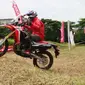 Sejumlah peserta tes ride Honda CRF250 Rally menjajal di trex BMX Ancol, Jakarta.