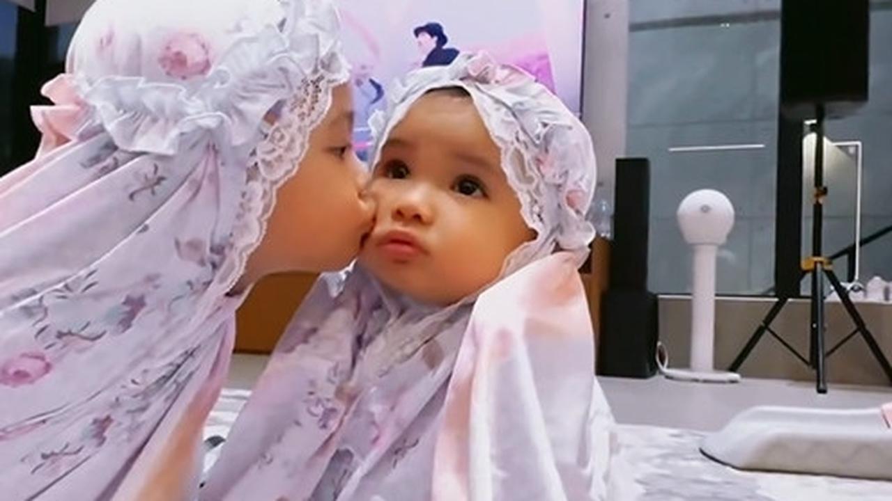 Ameena dan Azura tampak menggemaskan dalam mukena mungil yang mereka pakai.&nbsp;