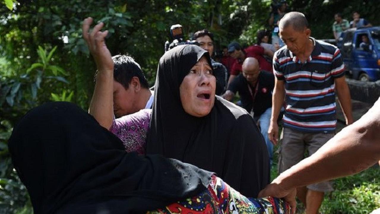 Seorang perempuan histeris saat mengenali jasad salah seorang kerabatnya yang dibunuh militan pro-ISIS