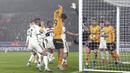Pemain Wolves, Matheus Cunha (tidak terlihat) mencetak gol ke gawang Manchester United yang dijaga oleh Andre Onana melalui sepakan pojok langsung pada laga lanjutan Liga Inggris 2024/2025 yang berlangsung di Molineux Stadium, Wolverhampton, Inggris, Jumat (27/12/2024) WIB. (AP Photo/PA/David Davies)