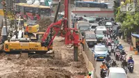 Pengendara melintasi ruas jalan Matraman, Jakarta, Rabu (5/7). Terkait pembangunan underpass Matraman-Salemba ruas jalan menuju Jatinegara mengalami penyempitan. (Liputan6.com/Helmi Fithriansyah)