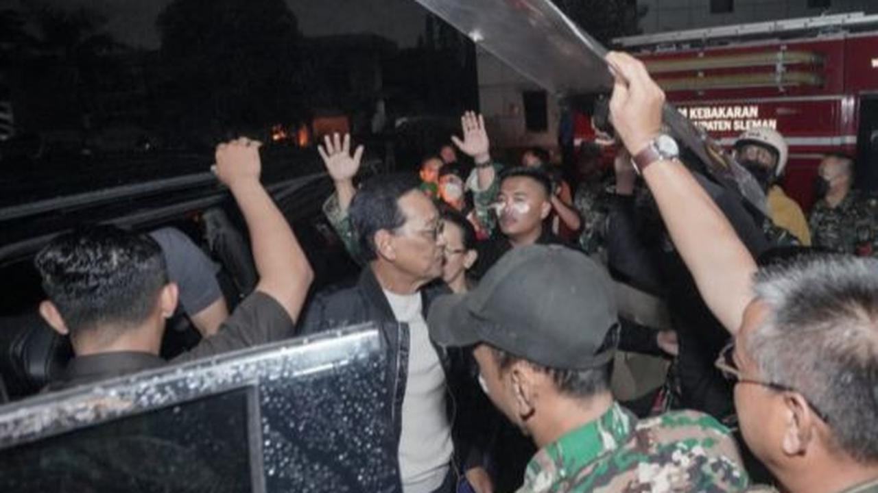 Momen Sultan HB X Membelah Lautan Massa Blokade Jalan saat Demo di Depan Polda DIY