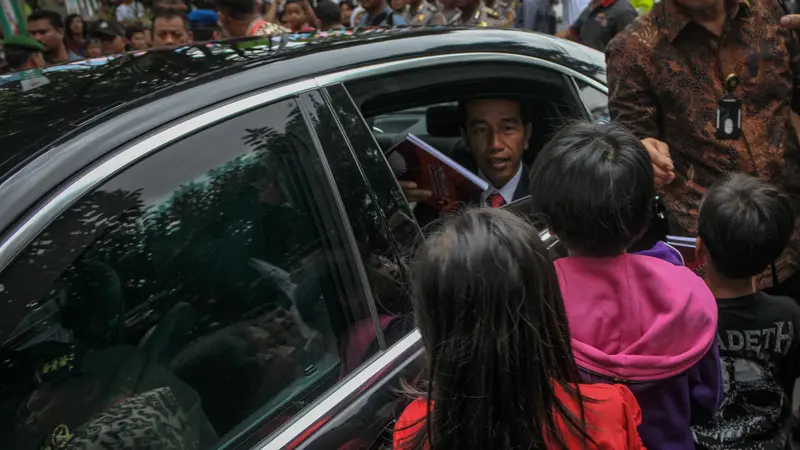 Jokowi bagi-bagi buku 
