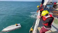 Remaja Ditemukan Terombang-ambing di Atas Perahu Terbalik di Perairan Alaska