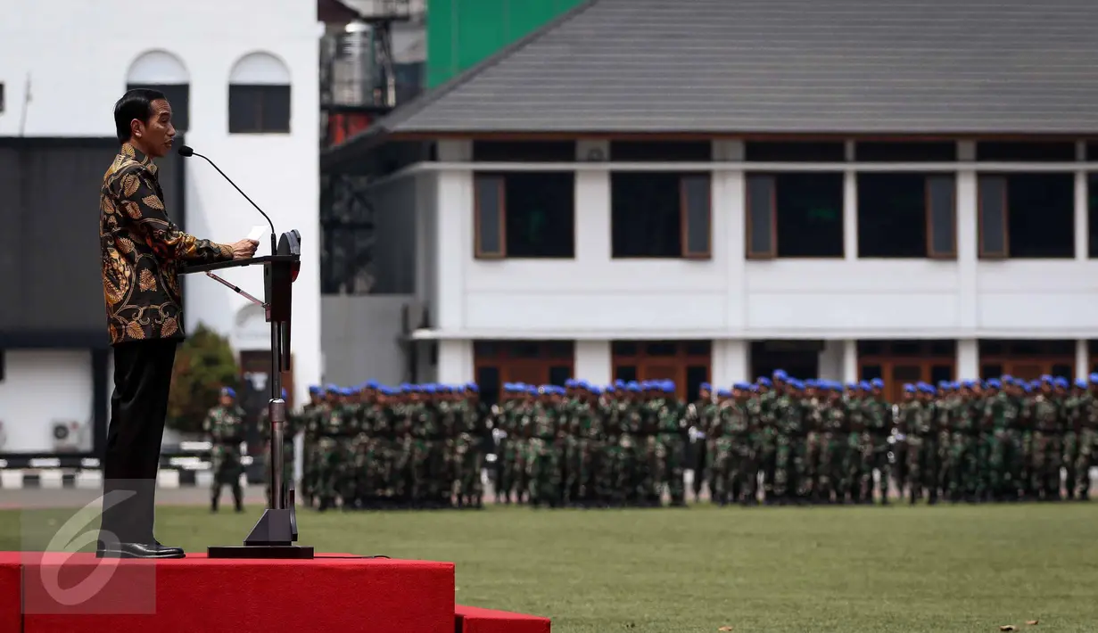 Presiden Joko Widodo menjadi inspektur upacara apel di lapangan utama Mabes TNI AD, Jakarta, Senin (7/11). Sebanyak 2.185 prajurit TNI AL, TNI AD dan TNI AU berkumpul mendengar langsung pengarahan dari Presiden. (Liputan6.com/Faizal Fanani)