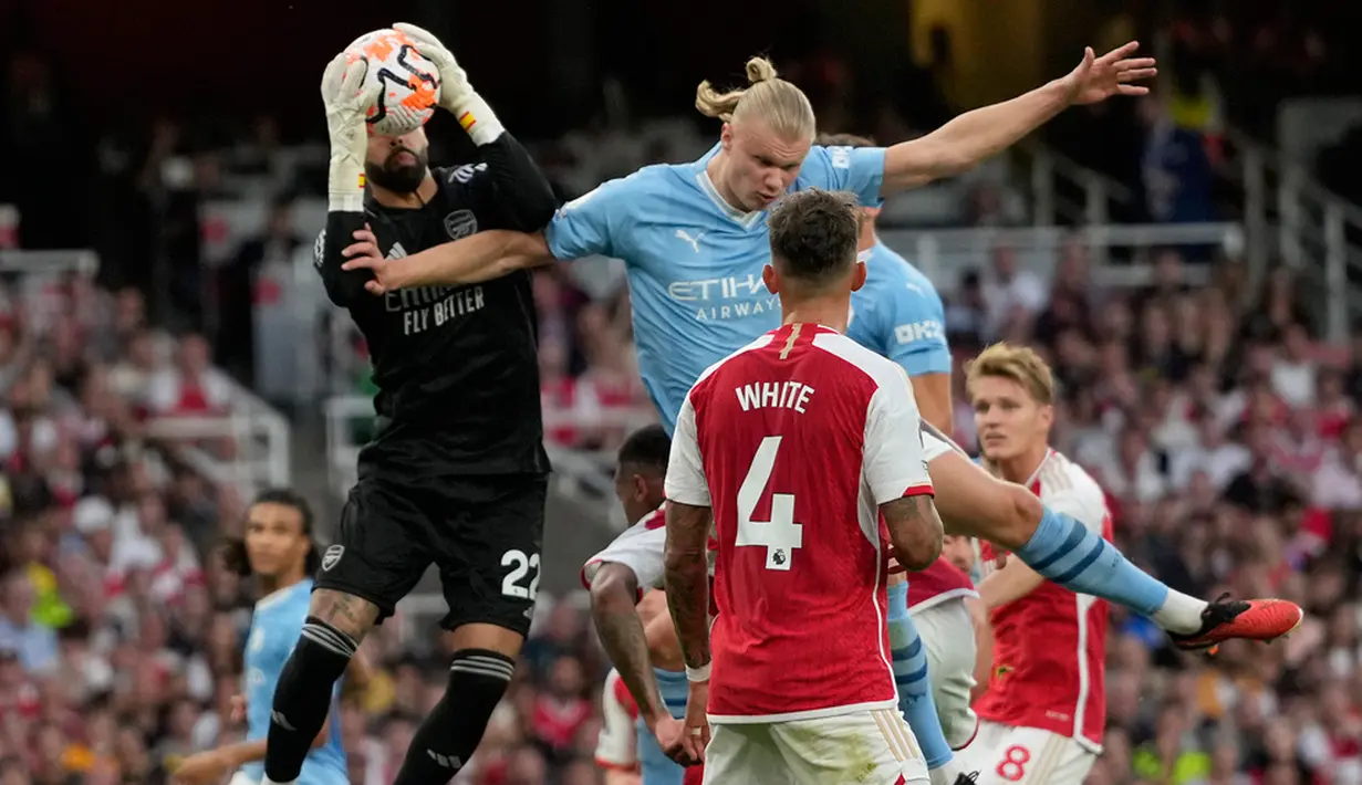 Menit ke-18, David Raya nyaris membuat blunder saat tendangan gawangnya malah mengenai Julian Alvarez. Untung saja bola pantulan bergerak keluar. (AP Photo/Kirsty Wigglesworth)