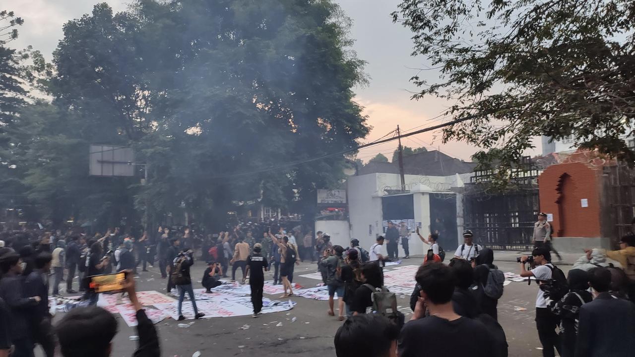 Demo di DPRD Jabar Sempat Memanas, Massa Lempar Botol dan Petasan
