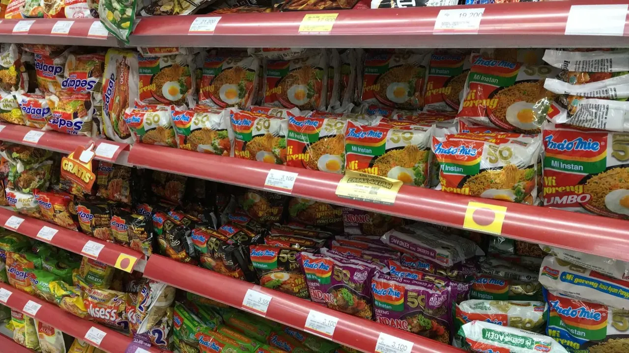 Deretan mi instan di sebuah minimarket di daerah Cengkareng Tangerang Banten. (Firda Makarimah)