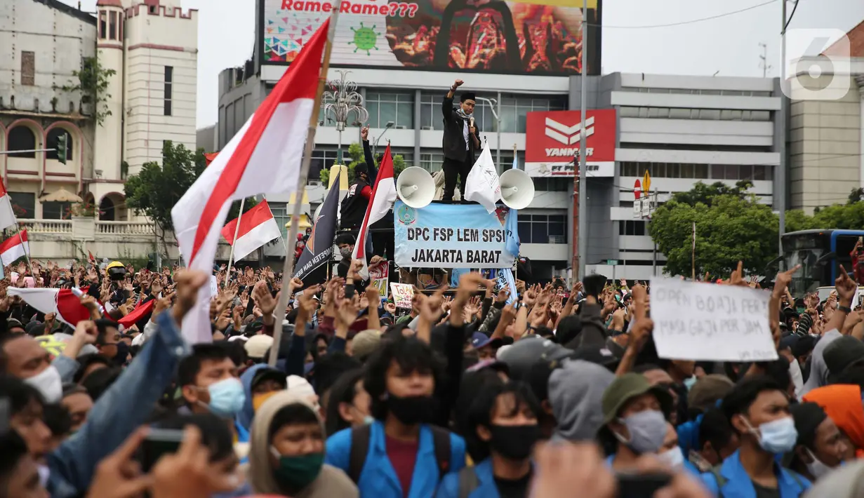 Pengunjuk rasa berkumpul saat berdemonstrasi menolak UU Cipta Kerja di kawasan Harmoni, Jakarta, Kamis (8/10/2020). UU Cipta Kerja yang disahkan beberapa waktu lalu memicu demonstasi sejumlah kalangan. (Liputan6.com/Faizal Fanani)