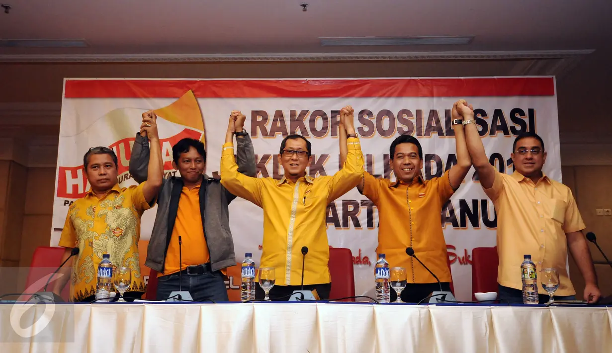 Ketua Tim Pilkada Pusat Partai Hanura, Erik Satrya Wardhana (tengah) mengangkat tangan usai memberikan keterangan terkait proses penjaringan bakal calon pemimpin daerah pada Pilkada 2017 di Jakarta, Selasa (29/3). (Liputan6.com/Helmi Fithriansyah)