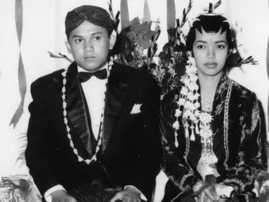 Presiden ke-3 RI BJ Habibie foto bersama istri Hasri Ainun Besari saat pernikahan. BJ Habibie melepas masa lajangnya di usia 26 tahun pada tanggal 12 Mei 1962. (Liputan6.com/The Habibie Center)