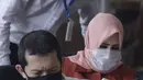 Istri mantan Sekretaris MA Nurhadi, Tin Zuraida (tengah) saat menunggu pemeriksaan di Gedung KPK, Jakarta, Senin (22/6/2020). Tin diperiksa sebagai saksi untuk tersangka Direktur MIT Hiendra Soenjoto terkait dugaan suap gratifikasi pengurusan perkara di MA tahun 2011-2016. (merdeka.com/Dwi Narwoko)