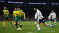 Striker Tottenham Hotspur, Son Heung-Min berusaha merebut bola dari bek Norwich City, Max Aarons pada pekan ke-24 Liga Inggris di Tottenham Hotspur Stadium, London, Rabu (22/1/2020). Dele Alli dan Son Heung-min mencetak gol untuk membawa Tottenham Hotspur menang 2-1 atas Norwich. (Adrian DENNIS/AFP)