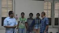 3 Orang tahanan asyik menghisap narkoba jenis sabu-sabu saat menunggu disidang. (Liputan6.com/Reza Perdana)