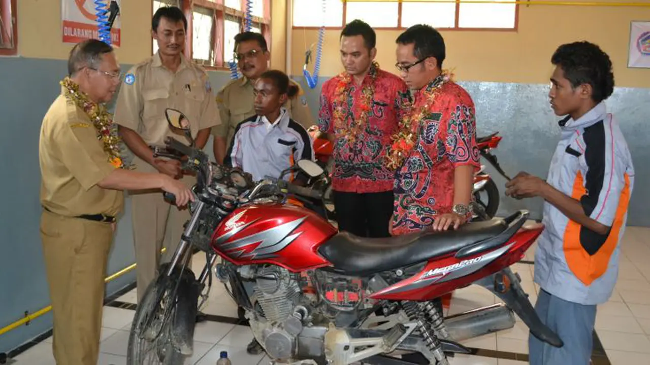 Siswa SMK di Papua Dapat Pendidikan Teknis Sepeda Motor dari AHM