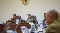 Presiden Jokowi didampingi Wapres Jusuf Kalla memimpin rapat terbatas bersama sejumlah Menteri Kabinet Kerja di Kantor Kepresidenan, Jakarta, Rabu (3/6). Dalam rapat tersebut dibahas mengenai strategi ketersediaan bahan pokok. (Liputan6.com/Faizal Fanani)