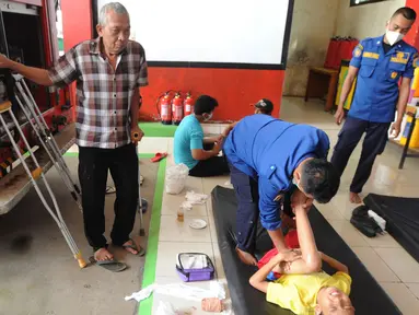 Petugas Damkar mengobati seorang anak yang mengalami patah tulang di Pos Damkar Ciganjur, Jagakarsa, Jakarta Selatan, Rabu (2/12/2020). Setiap Minggunya beragam pasien yang rata-rata mengalami patah tulang dari kawasan Jakarta, Tangerang, dan Depok datang berobat. (merdeka.com/Arie Basuki)