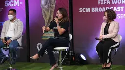 (kiri-kanan) Marketing Director Le Minerale Febri Satria Hutama, VP Marketing Tokopedia Hilda Kitti dan Direktur SCM Harsiwi Achmad saat menghadiri acara konferensi pers terkait SCM Broadcast Sponsors Announcement Piala Dunia 2022 di Jakarta, Senin (18/7/2022). (Bola.com/Abdul Aziz)