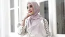 Dalam balutan busana kasual, ibu dari tiga anak ini terlihat santai namun tetap modis. Maka tak heran apabila Erin kerap menjadi trendsetter bagi para hijabers. (Liputan6.com/IG/erintaulany)