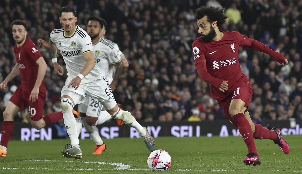 Pemain Liverpool, Mohamed Salah menggiring bola saat laga pekan ke-31 Liga Inggris 2022/2023 di Elland Road, Leeds, Selasa (18/04/2023). The Reds menang dengan skor 6-1. (AP Photo/Rui Vieira)