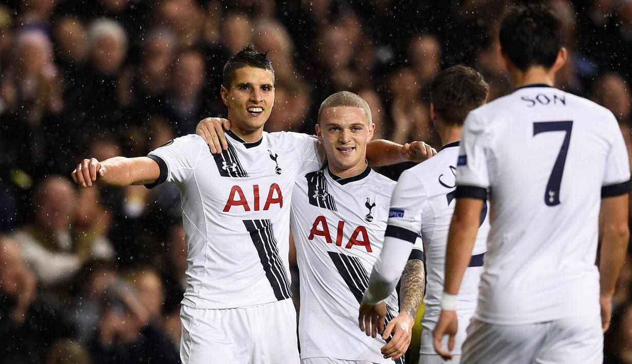 Pemain Totteham Hotspur, Erik Lamela, merayakan gol yang dicetaknya ke gawang AS Monaco dalam laga Grup J Liga Europa yang berlangsung di Stadion White Hart Lane, London, Inggris, Kamis (10/12/2015). (Reuters/Dylan Martinez)