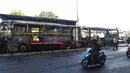 Seluruh badan bus Transjakarta gandeng tersebut hangus terbakar dan mengalami kerusakan hampir 100%, Jakarta, Kamis (28/8/14). (Liputan6.com/Faizal Fanani)