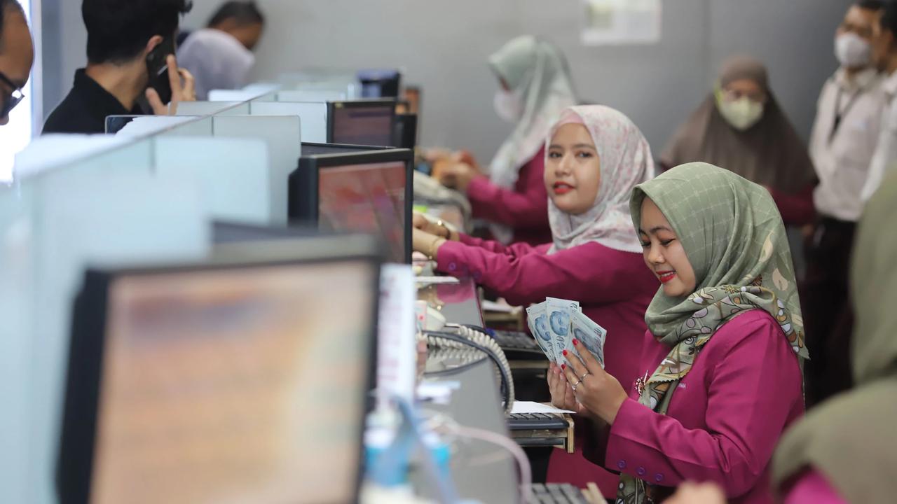 FOTO: Rupiah Menguat Tipis Namun Masih Bertahan di Level Rp18 Ribu