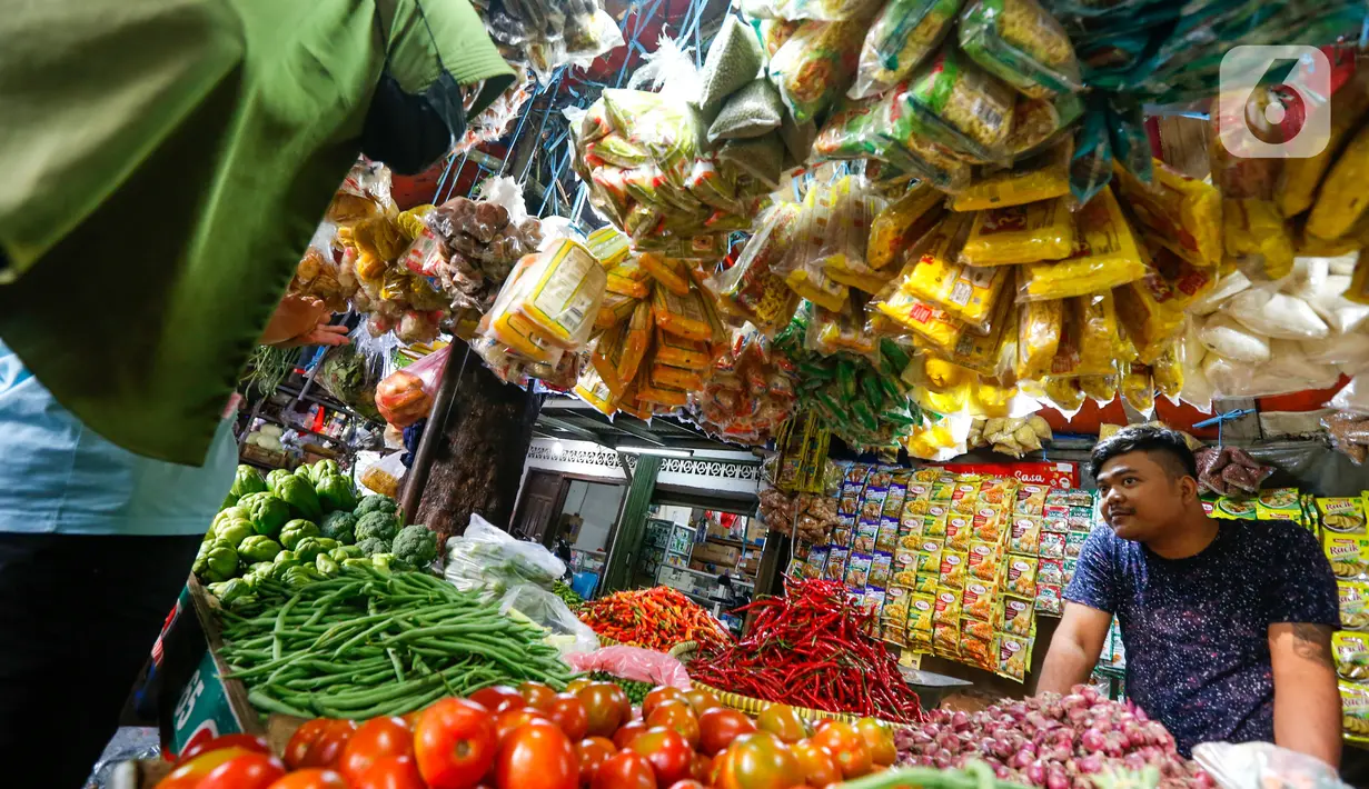 Warga membeli kebutuhan pangan di Pasar Lembang, Tangerang, Banten, Selasa (4/5/2021). Kepala Badan Ketahanan Pangan Kementerian Pertanian memastikan pasokan pangan cukup sepanjang Ramadhan dan Idul Fitri. (Liputan6.com/Angga Yuniar)