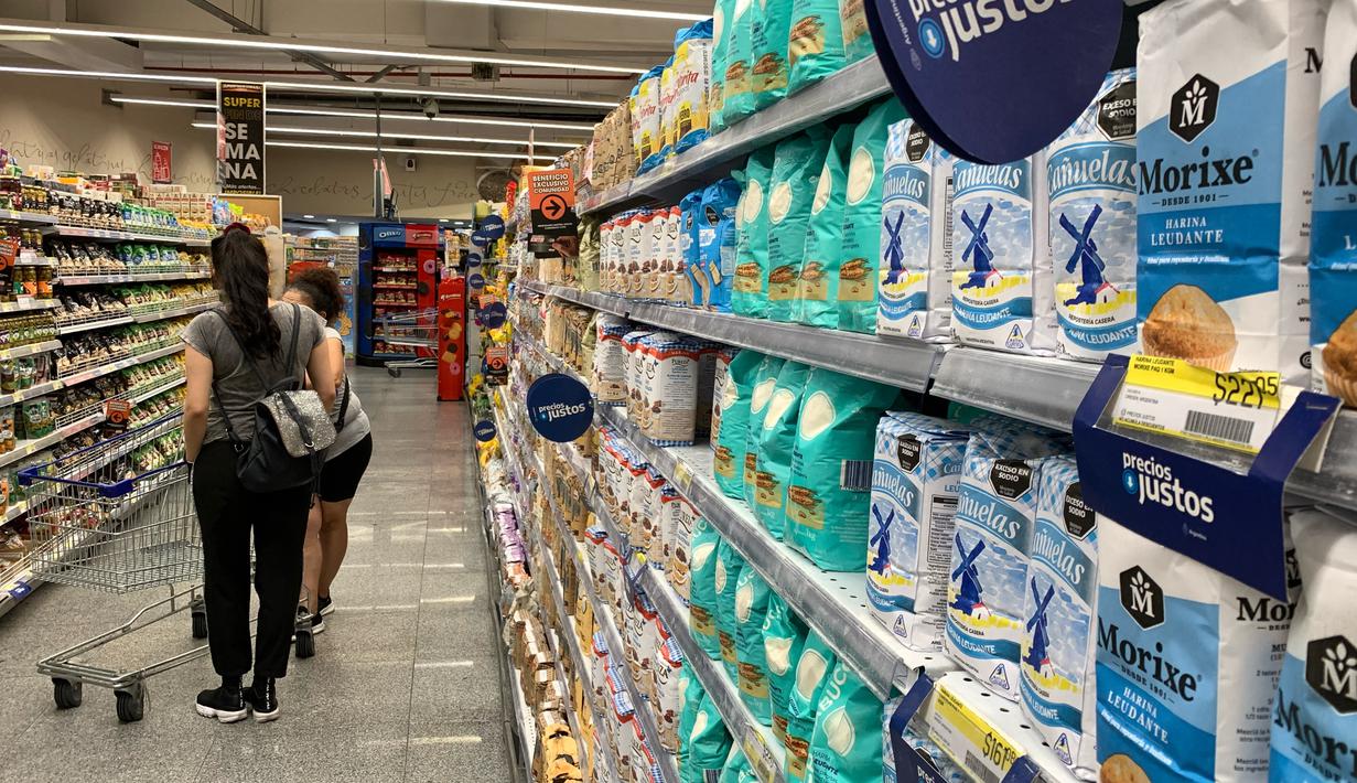 Inflasi mencapai 102,5 persen pada bulan Februari 2023, kata badan statistik Argentina, yang berarti harga banyak barang konsumen telah meningkat lebih dari dua kali lipat sejak 2022. (Photo by STRINGER / AFP)