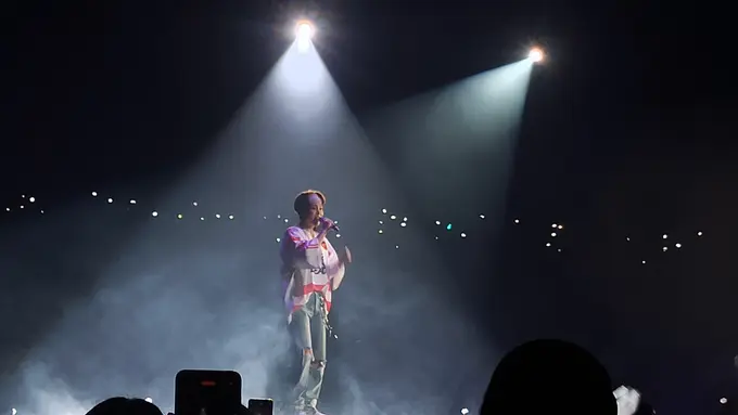 Xiumin di konser Saranghaeyo Indonesia 2024. [Foto: Lanny Kusum/Fimela]