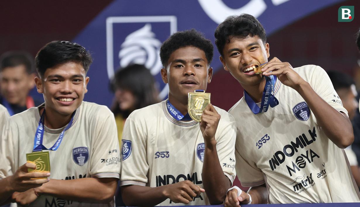 Para pemain Persita Tangerang memamerkan medali usal menjuarai ajang Elite Pro Academi kategori U-20 2024/2025 di Stadion Patriot Chandrabhaga, Bekasi pada Sabtu (22/2/2025). (Bola.com/Abdul Aziz)