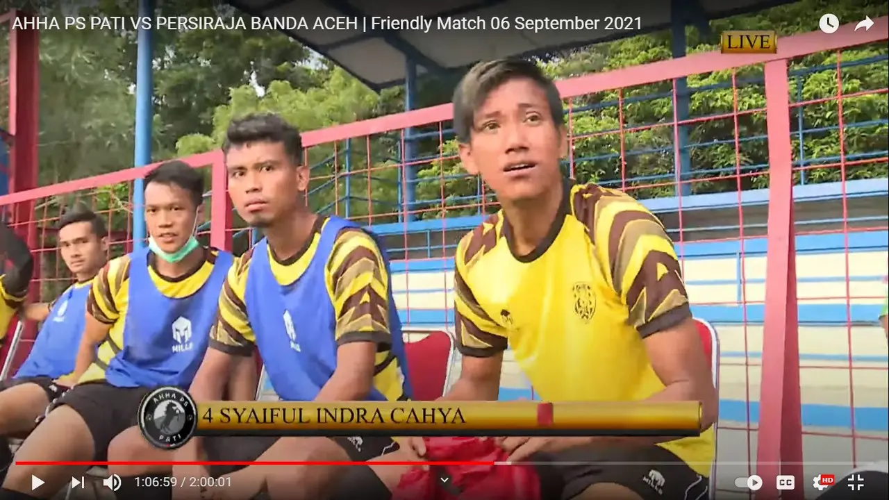 Bek AHHA PS Pati FC, Syaiful Indra Cahya setelah dikartu merah karena menebas gelandang Persiraja Banda Aceh, Muhammad Nadhiif.