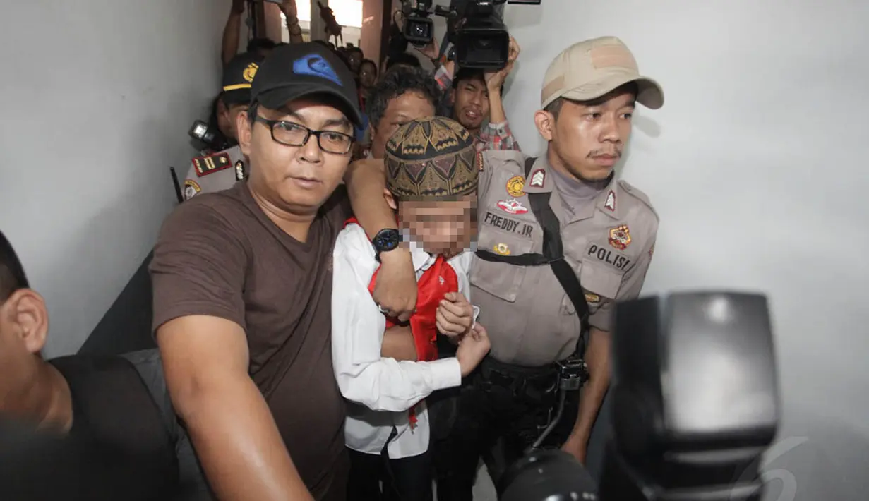 Terdakwa kasus pelecehan seksual di TK JIS tiba di Pengadilan Negeri Jakarta Selatan dengan kawalan polisi, Selasa (26/8/14). (Liputan6.com/Johan Tallo)