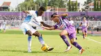Pemain Persib Bandung, Yanto Basna menghadang gerak pemain PSGC Ciamis pada laga persahabatan turnamen Segi Tiga di Stadion Galuh, Ciamis, Minggu (10/4/2016). (Bola.com/NIcklas Hanoatubun)