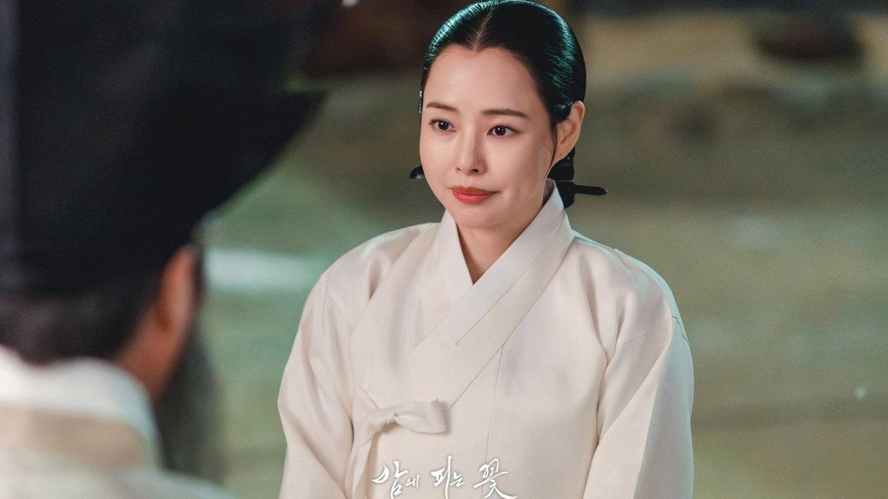 Kisah Jo Yeo Hwa: Janda di Siang Hari, Pahlawan Bertopeng di Malam Hari