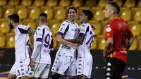 Striker Fiorentina, Dusan Vlahovic (tiga dari kanan), berhasil mencetak hattrick saat Fiorentina menang 4-1 atas Benevento pada laga pekan ke-27 Serie A, Sabtu (13/3/2021). (Alessandro Garofalo/LaPresse via AP)