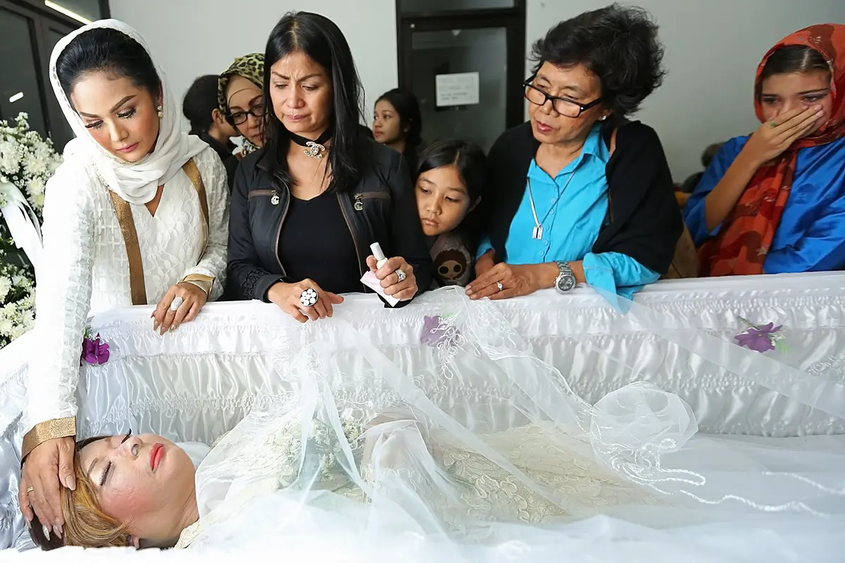 [Bintang] Krisdayanti pasang bulu mata Yana Zein