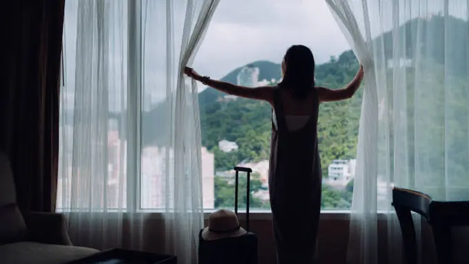 Ilustrasi stay cation di hotel