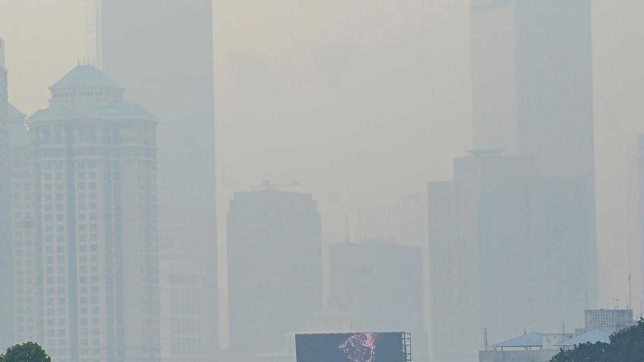 Kualitas udara di Jakarta masuk kategori tidak sehat&nbsp;bagi kelompok sensitif pada Senin pagi. Jakarta menduduki peringkat ke-12 sebagai kota dengan udara terburuk di dunia.