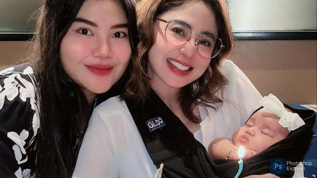 Potret Dewi Perssik Momong Baby Nawla ke Mal Bareng Rosa Meldianti: Cucu Oma Sayang