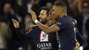 Penyerang Paris Saint Germain (PSG) Neymar berselebrasi dengan Lionel Messi dan Kylian Mbappe setelah mencetak gol ketiga timnya ke gawang Maccabi Haifa pada dalam matchday kelima Grup H Liga Champions 2022/23 di Parc des Princes, Rabu (26/10/2022) dinihari WIB.  PSG sukses membantai Maccabi Haifa dengan skor mentereng 7-2. (AP Photo/Christophe Ena)