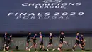 Pemain RB Leipzig saat menjalani latihan jelang laga semifinal Liga Champions 2019/2020 di Da Luz Stadium, Selasa (18/8/2020). RB Leipzig akan menghadapi PSG pada semifinal Liga Champions. (AFP/Manu Fernandez/pool)