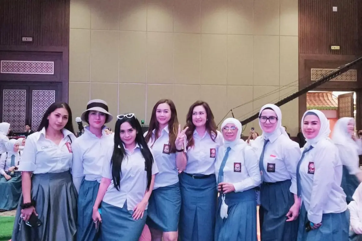 Penampilan Aura Kasih Berseragam Sekolah, Gemesin Banget