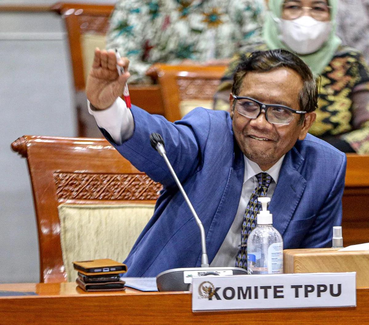 "Baru-baru ini kita membuat undang-undang pembaruan Undang-Undang ASN untuk menyetop masalah ini agar tidak ada eksploitasi," kata Mahfud dikutip dari Antara, Jumat (6/10).<br>