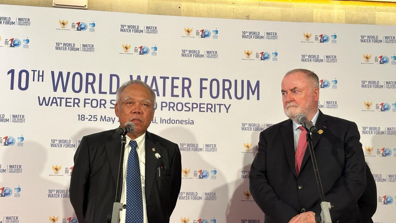 Menteri PUPR Basuki Hadimuljono (kiri) dan Presiden World Water Council (WWC) Loic Fauchon dalam pernyataan pers usai penutupan World Water Forum 2024, Jumat (24/5/2024). (Liputan6/Benedikta Miranti)