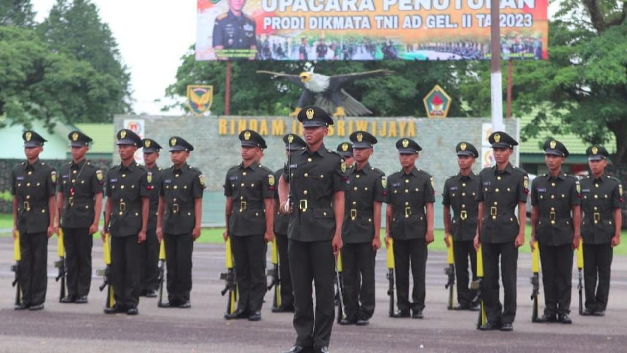 "Jadi tentara itu cita -cita saya sejak kecil, dan sejak SMA, saya latihan lari, push up dan lain-lain di Yonkav 5 sedangkan untuk psikologi, saya belajar dari You tube, Medsos, perpustakaan di kota ataupun buku-buku,"